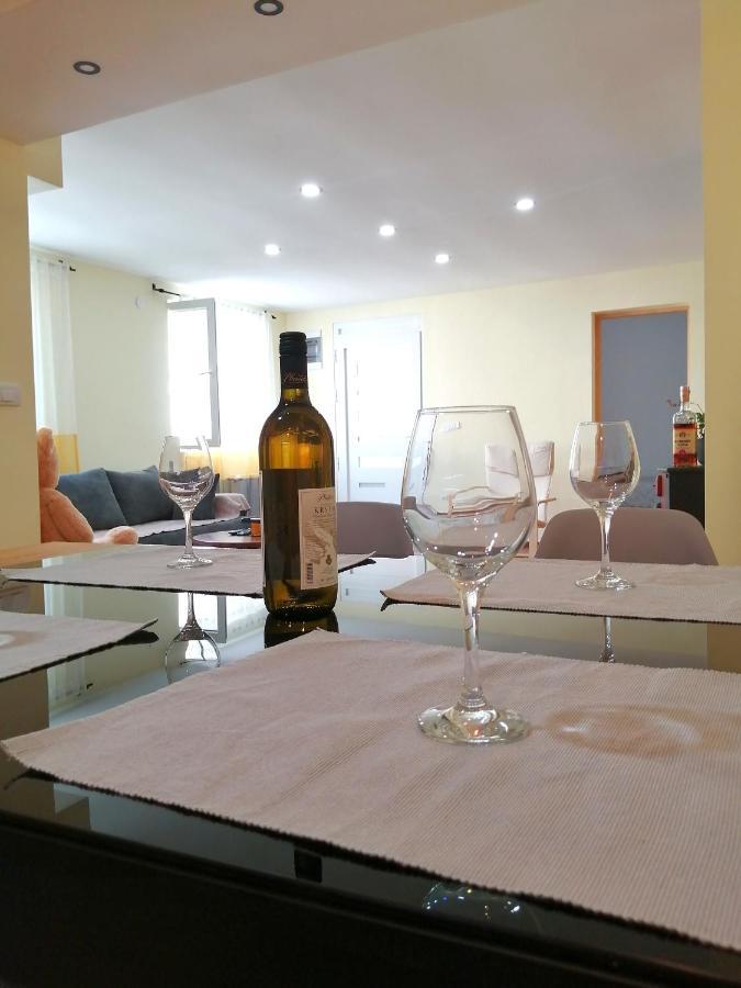 Nikas Apartman Donji Milanovac Exterior foto