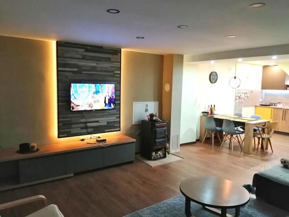 Nikas Apartman Donji Milanovac Exterior foto